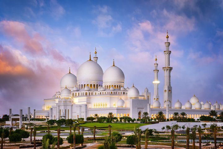 Experience the majestic beauty of Abu Dhabi’s architecture where stunning mosques and rich heritage blend seamlessly inviting travelers to explore its cultural treasures and scenic landscapes.